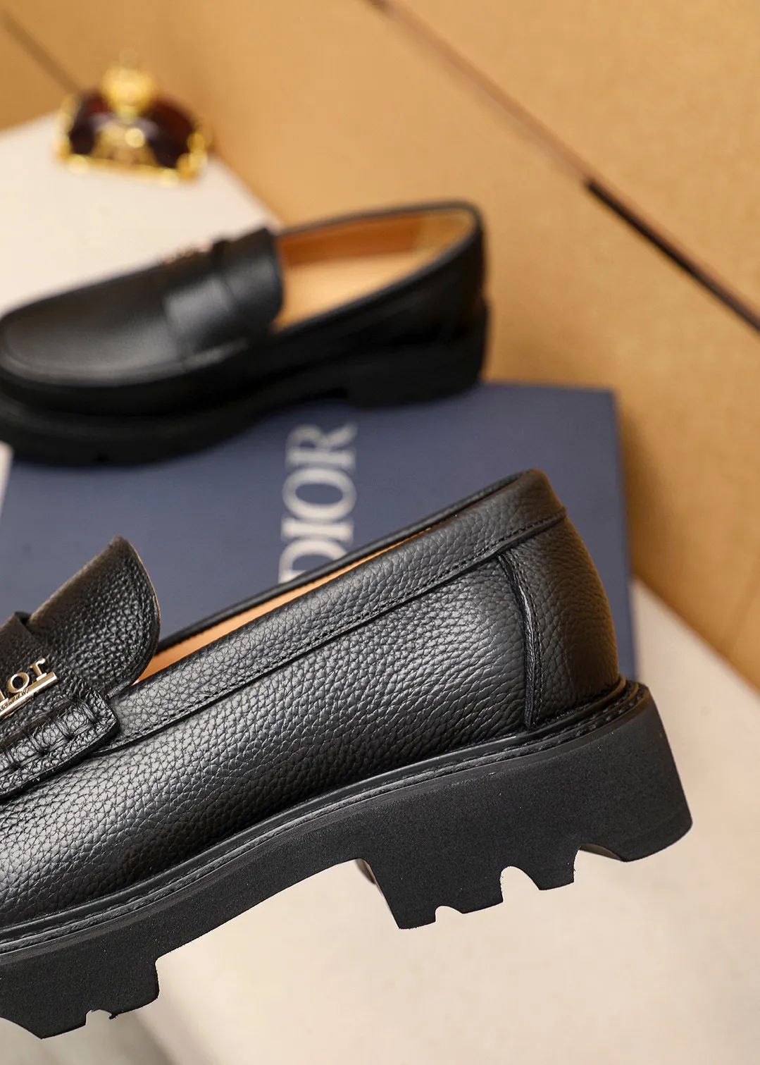 Men's shoes 💰480 💐 Product trademark: Dior "Dior" casual leather shoes Regular size: 39-44 (45🉑️customized) Product materials: Selected Italian imported first-layer pebbled cowhide leather upper + classic hardware buckle, imported water-dyed 🐂 cowhide lining. Strong three-dimensional visual effect, original outsole color: 2 colors available
